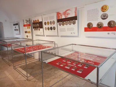 Razstava Numizmatičnega dru&scaron;tva je namenjena občudovanju lepote portretov pomembnih mož in žena, ki so se ohranili na kovancih in medaljah.