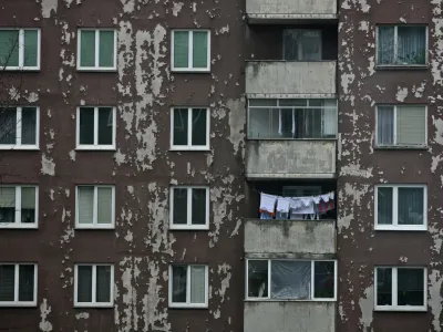 Jesenice - stanovanjski blok- kultura bivanja - urbanizem - arhitektura - nepremičnine - naselja //FOTO: Luka CjuhaOPOMBA: ZA OBJAVO V PRILOGI &ndash; DNEVNIKOV OBJEKTIV - REPORTAŽA