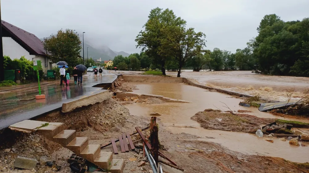 Obnova hudo po&scaron;kodovane lokalne ceste z avtobusnim postajali&scaron;čem ob reki Sori v Goričanah naj bi bila končana &scaron;e letos.