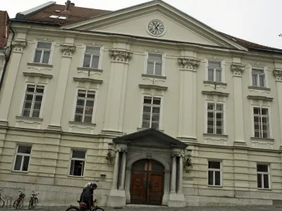 - Znanstvenoraziskovalni center SAZU - Slovenska akademija znanosti in umetnosti - avtonomna ustanova znanstvenikov in umetnikov - Novi trg 2 - stavba    //FOTO: Bojan Velikonja