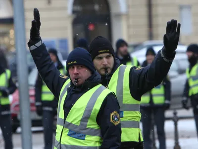 - 10.01.2017 - Policija - policist prometnik fizično ureja promet v križi&scaron;ču - usmerjanje pretoka prometa skozi križi&scaron;če - promet v Ljubljani - //FOTO: Tomaž Skale