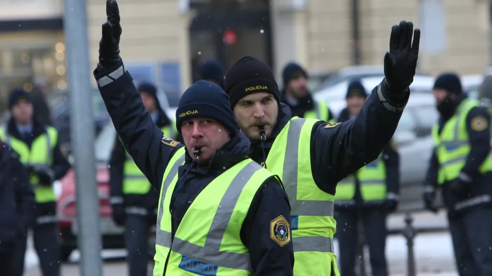 - 10.01.2017 - Policija - policist prometnik fizično ureja promet v križi&scaron;ču - usmerjanje pretoka prometa skozi križi&scaron;če - promet v Ljubljani - //FOTO: Tomaž Skale