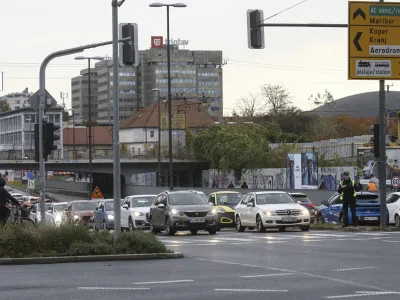 - 10.11.2023 - križi&scaron;če Bavarski dvor - Tivolska cesta - policija - promet //FOTO: Luka Cjuha
