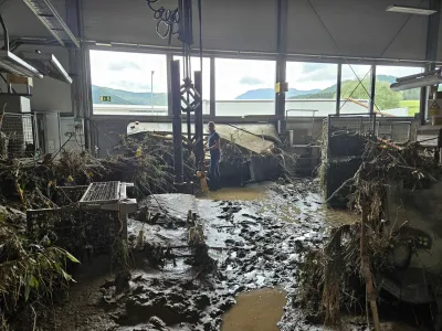 Iz proizvodnih hal in okolice so odstranili okoli 12 tisoč kubičnih metrov mulja in naplavin. F KLS Ljubno