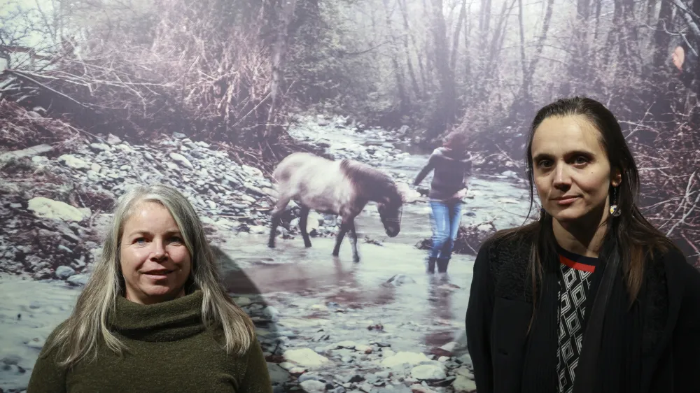 Varuhinja reke Vipave Nata&scaron;a Dominko in vodja projekta Alja Bulič stojita pred podobo koro&scaron;ke reke Mislinje.&nbsp;