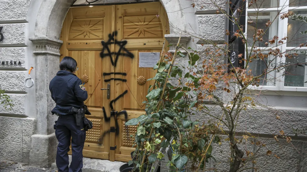 - grafit kljukasti križ - svastika - neonacistični simbol -- 16.11.2023 &ndash; Judovski kulturni center Ljubljana, Križevni&scaron;ka ulica 3 //FOTO: Luka Cjuha