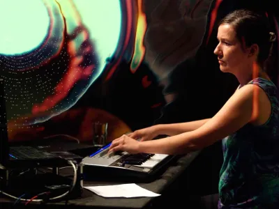 Bojana &Scaron;aljić Pode&scaron;va, skladateljica: Menim, da ta glasba ni moja, temveč da pride skozi mene. In pride v dialogu, ki je zame dragocen. Foto: arhiv SKGG