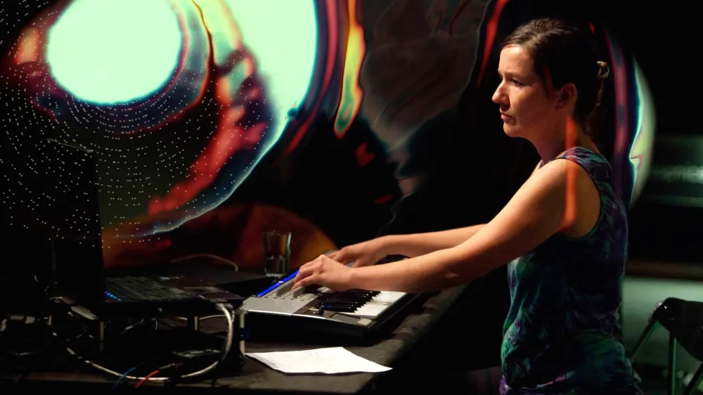 Bojana &Scaron;aljić Pode&scaron;va, skladateljica: Menim, da ta glasba ni moja, temveč da pride skozi mene. In pride v dialogu, ki je zame dragocen. Foto: arhiv SKGG