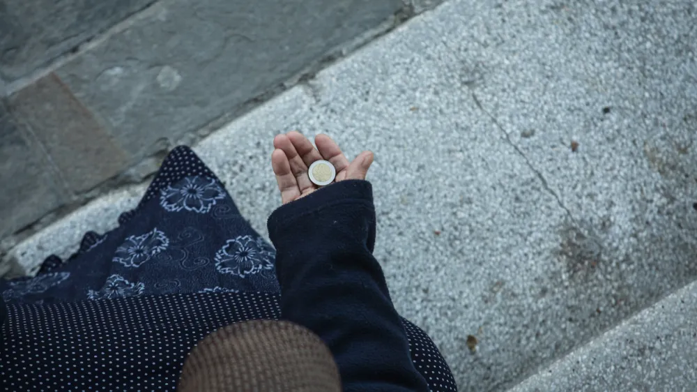 - beračenje, prosjačenje, rev&scaron;čina, recesija, kriza, finančna stiska, sociala - socialne razlike - euro kovanec, denar.  //FOTO: Luka Cjuha