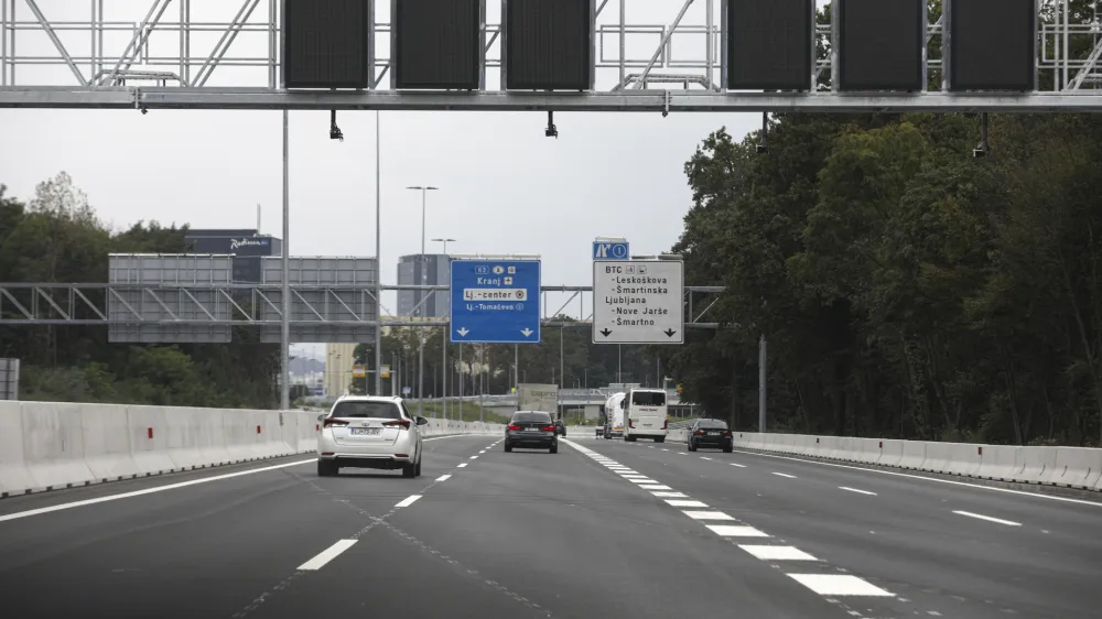 Portali z informacijskimi tablami so postavljeni, a ne delujejo &ndash; in &scaron;e 16 mesecev ne bodo &ndash;, ker se ne morejo povezati z Darsovim centralnim sistemom. Manjka namreč vmesnik. Foto: Luka Cjuha&nbsp;