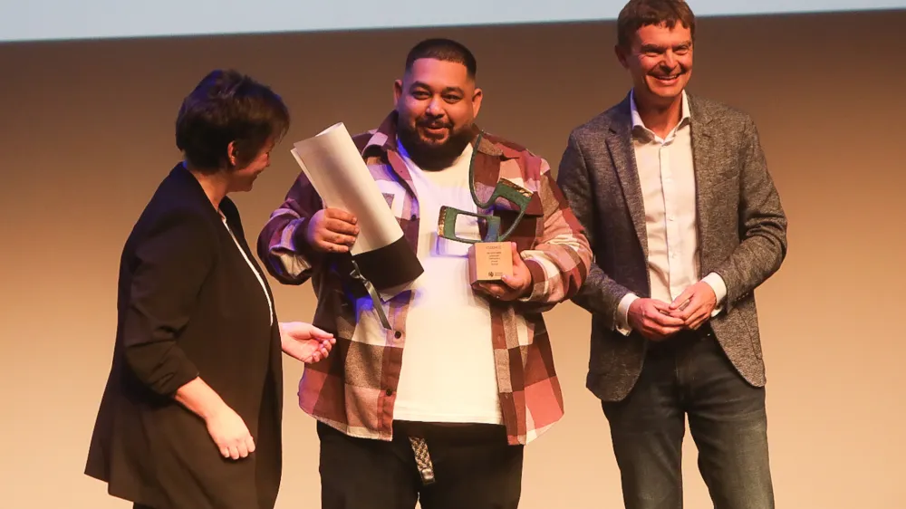 nagrada Vodomec -&nbsp;&nbsp;Edmond Olah (Edmond Kolompar), igralec v nagrajenem&nbsp; madžarskem filmu Tri tisoč o&scaron;tevilčenih opek, režiserja Adama Cs&aacute;szia- 18.11.2023 -&nbsp;34. Ljubljanski mendarodni filmski festival Liffe 2023 &ndash; sklepna prireditev in podelitev nagrad&nbsp;//FOTO: Bojan Velikonja