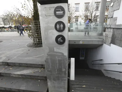 - Mesarski most,  16.11.2023 &ndash; javna strani&scaron;ča v Ljubljani &ndash; WC &ndash; sanitarije - //FOTO: Luka Cjuha