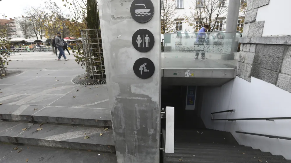 - Mesarski most,  16.11.2023 &ndash; javna strani&scaron;ča v Ljubljani &ndash; WC &ndash; sanitarije - //FOTO: Luka Cjuha