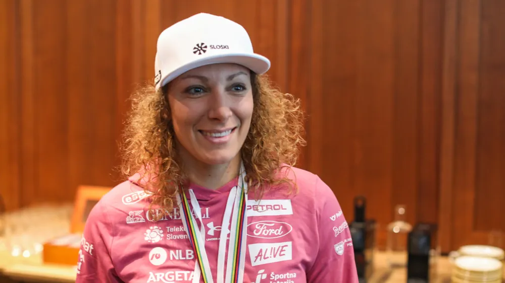 alpska smučarka Ilka &Scaron;tuhec&nbsp;- 20.03.2023 - novinarska konferenca alpske smučarke Ilke &Scaron;tuhec in&nbsp;glavne trenerke ter vodje ekipe Darje Črnko po uspe&scaron;no končani sezoni, v kateri je Ilka dvakrat zmagala, &scaron;tirikrat stala na zmagovalnem odru in osvojila srebrno medaljo v skupnem se&scaron;tevku svetovnega pokala v smuku;&nbsp;//FOTO: 