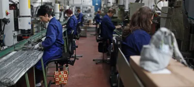 <br>proizvodnja - delavke <br><br><br>- podjetje Kovinoplastika Lož d.d., industrija kovinskih in plastičnih izdelkov d.d., - uprava družbe je mimo sindikatov brez ustreznih pojasnil za četrtino znižala avgustovske plače - zaradi padca naročil je zaskrbljenih približno 800 delavcev - //FOTO: Jaka Gasar