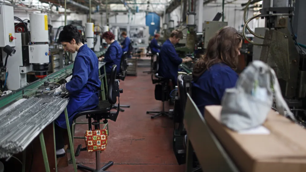 <br>proizvodnja - delavke <br><br><br>- podjetje Kovinoplastika Lož d.d., industrija kovinskih in plastičnih izdelkov d.d., - uprava družbe je mimo sindikatov brez ustreznih pojasnil za četrtino znižala avgustovske plače - zaradi padca naročil je zaskrbljenih približno 800 delavcev - //FOTO: Jaka Gasar