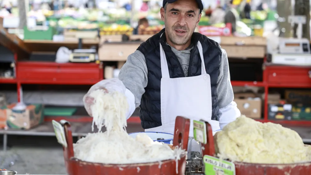 - 17.11.2023 - Andrej &Scaron;kerl, prodajalec kislega zelja in repe na ljubljanski tržniciFOTO: Jaka Gasar