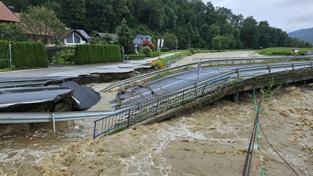 V Dravogradu poru&scaron;enih mostov sploh ne &scaron;tejejo več.