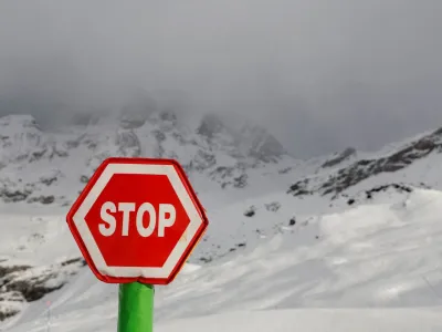 Alpine Skiing - FIS Alpine Ski World Cup - Women's Downhill - Cervinia, Italy - November 18, 2023 A stop sign is pictured infront of Matterhorn mountain as the race is cancelled REUTERS/Leonhard Foeger