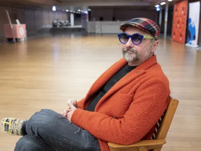 Enes Zlatar, glasbenik iz Sarajeva: Ni ravno obdobje &scaron;tevilnih bendov, težko govorim o neki kreativnosti, nekaj je hiphoperjev, največ se dela trap muzika, česar pa sam ravno ne obožujem. Foto: Luka Cjuha