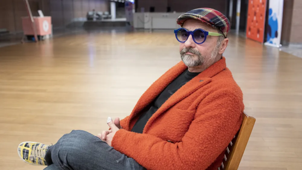 Enes Zlatar, glasbenik iz Sarajeva: Ni ravno obdobje &scaron;tevilnih bendov, težko govorim o neki kreativnosti, nekaj je hiphoperjev, največ se dela trap muzika, česar pa sam ravno ne obožujem. Foto: Luka Cjuha