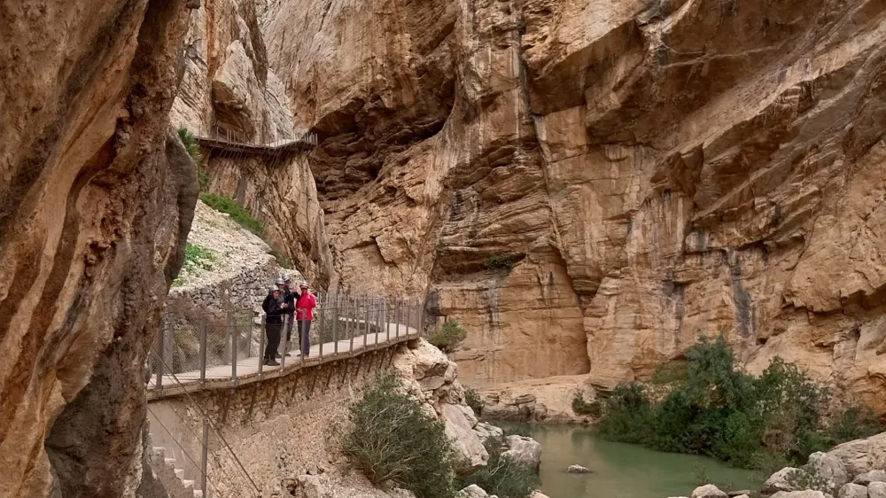 Ponekod se vidi ostanki stare poti. 