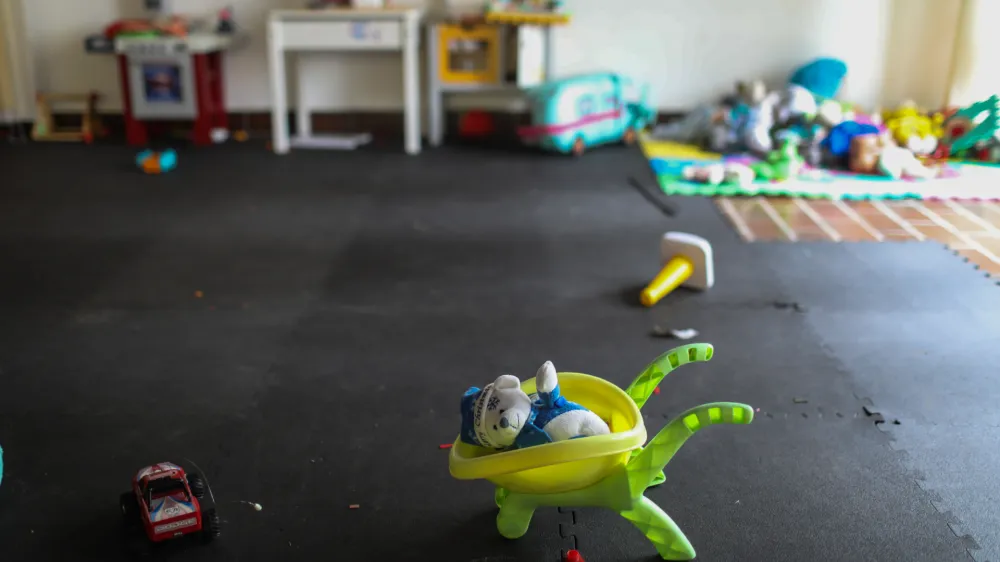 simbolična fotografija, otro&scaron;ke igrače, otro&scaron;tvo, otroci, zloraba otrok.- 14.12.2022 &ndash; Ankaran - Nastanitveni center za ukrajinske begunce Debeli rtič - Begunski otroci iz Ukrajine v Sloveniji &ndash; begunci - //FOTO: Bojan VelikonjaOPOMBA: REPORTAŽA ZA NEDELJSKI 2022