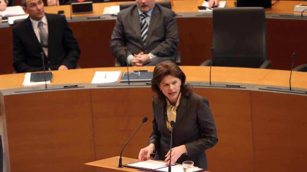 kandidatka za novo predsednico vlade Alenka Bratu&scaron;ek (predsednica PS) in predsednik vlade Janez Jan&scaron;a- - 28. Izredna seja DZ - Državni zbor - padec Jan&scaron;eve vlade 27.02. 2013 - na maratonski seji državnega zbora obravnavali konstruktivno nezaupnico Jan&scaron;eve vlade - izvolitev Janka Vebra (SD) za predsednika DZ in izvolitev nove predsednice vlade Alenke Bratu&scaron;ek (PS)//FOTO: Tomaž Skale