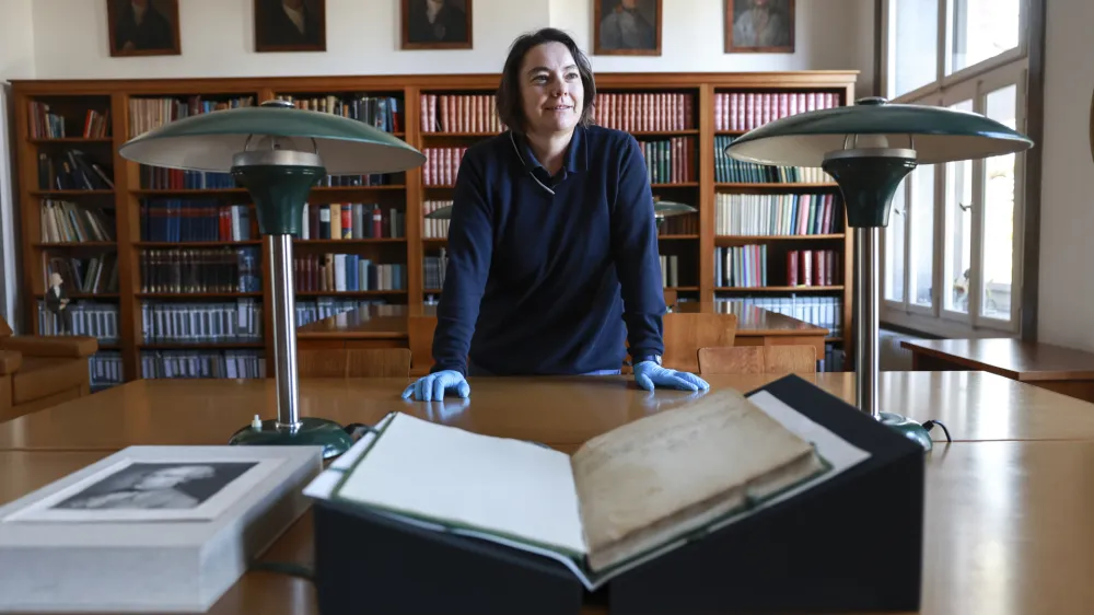 Andreja Kozjek, vodja Oddelka za za&scaron;čito in restavriranje- 17.11.2023 &ndash; Narodna in univerzitetna knjižnica NUK - dnevnik staroavstrijskega diplomata, grofa Janeza Filipa Cobenzla (1741&ndash;1810), ki je nastal med politično-diplomatsko misijo, na kateri je leta 1777 spremljal cesarja Jožefa II. v Pariz in Versailles.  //FOTO: Jaka Gasar