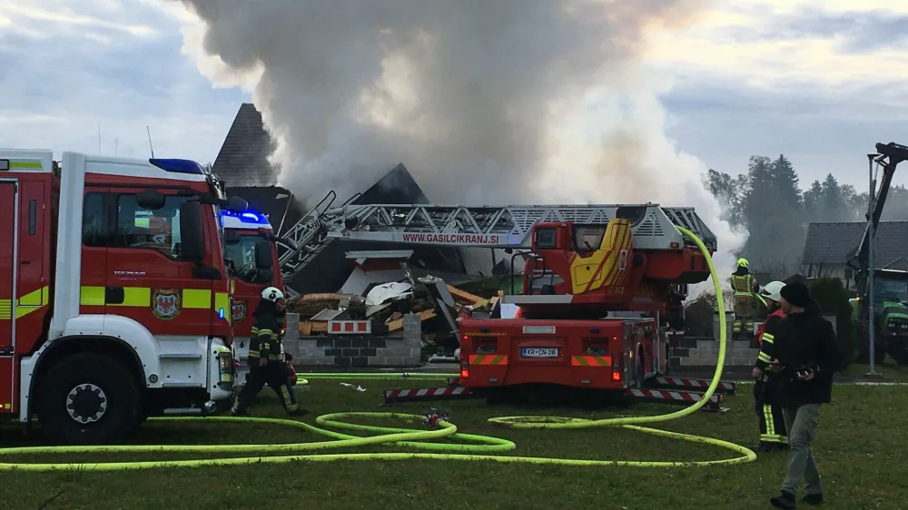 V eksploziji v Trbojah se je poru&scaron;ila stanovanjska hi&scaron;a. Po&scaron;kodovanih na srečo ni bilo. Gasilci so na kraju in gasijo požar. 
