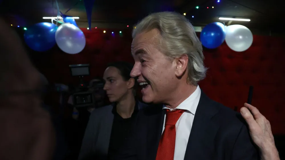 Vodja skrajno desne stranke PVV Geert Wilders se smeji po objavi rezultatov vzporednih volitev. Foto: Reuters
