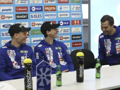 Anže Lani&scaron;ek (levo) Domen Prevc, Robert Hrgota<br>- 16.11.2023 &ndash; Smučarska zveza Slovenije (SZS) - mo&scaron;ka reprezentanca v smučarskih skokih pred začetkom sezone svetovnega pokala<br><br> <br><br>//FOTO: Luka Cjuha