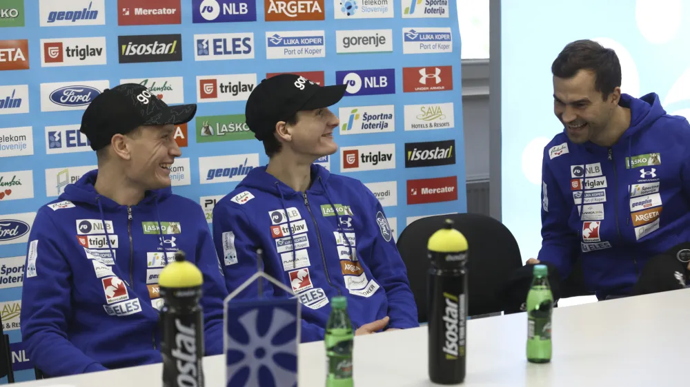 Anže Lani&scaron;ek (levo) Domen Prevc, Robert Hrgota<br>- 16.11.2023 &ndash; Smučarska zveza Slovenije (SZS) - mo&scaron;ka reprezentanca v smučarskih skokih pred začetkom sezone svetovnega pokala<br><br> <br><br>//FOTO: Luka Cjuha