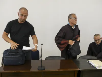 - 20.06.2023 &ndash; sojenje Ranisu Smajloviću zaradi odvzema otrok in napada na uradno osebo, //FOTO: Luka Cjuha