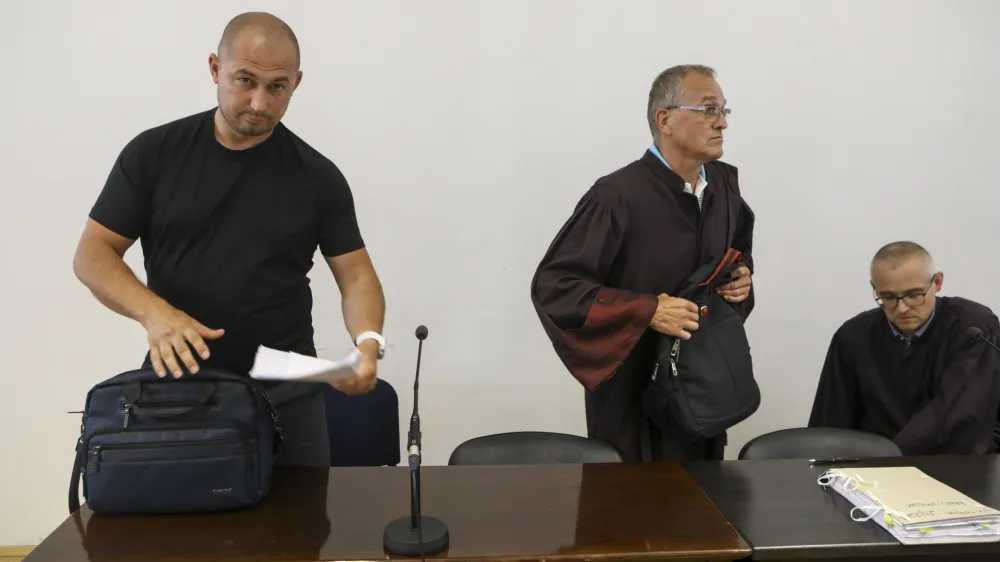 - 20.06.2023 &ndash; sojenje Ranisu Smajloviću zaradi odvzema otrok in napada na uradno osebo, //FOTO: Luka Cjuha