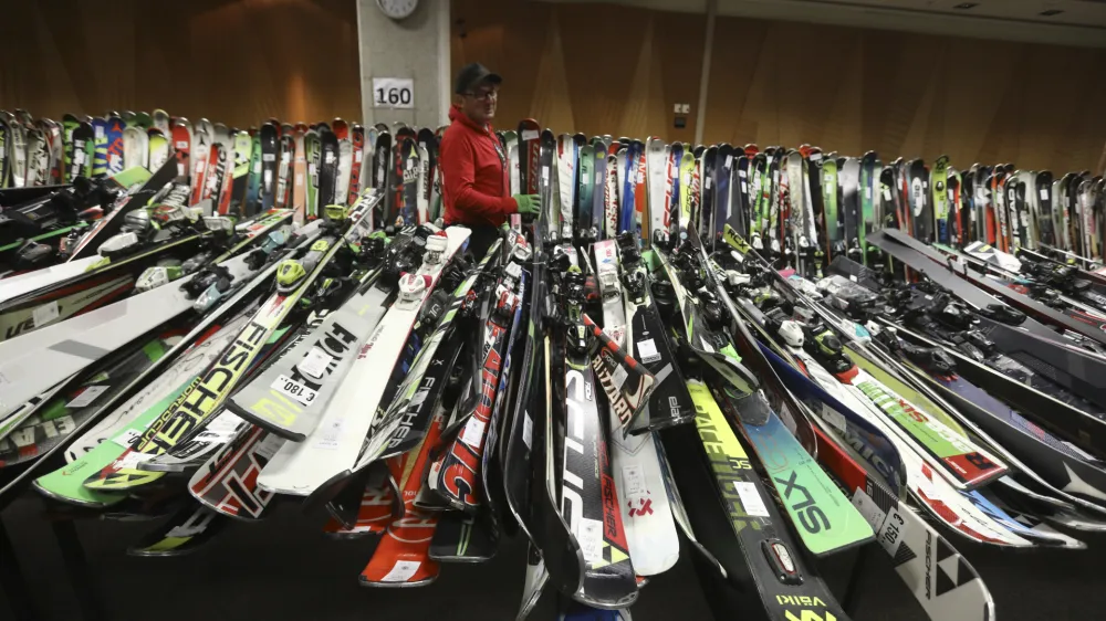 - 23.11.2023 &ndash; Smučarski sejem Snežinka - prodaja rabljene in nove smučarske opreme na Gospodarskem razstavi&scaron;ču v Ljubljani &ndash; //FOTO: Luka Cjuha
