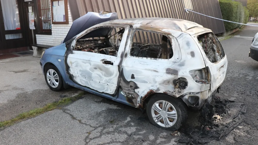 V trgovskem centru so v garaži zažgali dva avtomobila, potem pa se je požar raz&scaron;iril &scaron;e na več vozil, uničil je tudi streho, neposredne &scaron;kode je bilo za 130 tisočakov, lahko pa da bo &scaron;e bistveno vi&scaron;ja