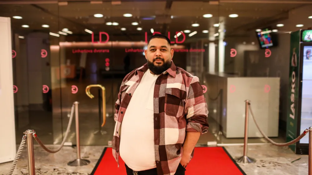 - Edmond Olah (Edmond Kolompar), igralec v nagrajenem madžarskem filmu Tri tisoč o&scaron;tevilčenih opek, režiserja Adama Cs&aacute;szia- 18.11.2023 - 34. Ljubljanski mendarodni filmski festival Liffe 2023 &ndash; sklepna prireditev in podelitev nagrad //FOTO: Bojan Velikonja