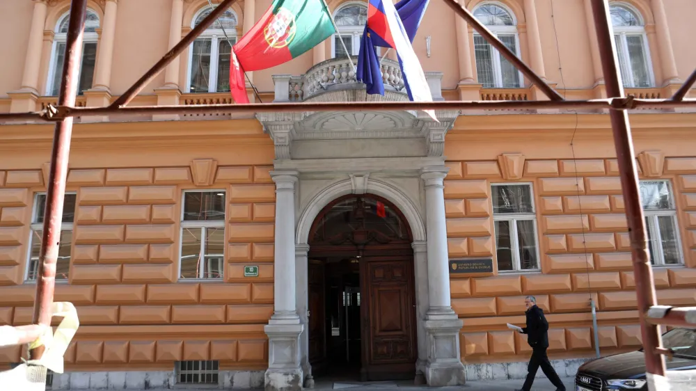 Na ustavnem sodi&scaron;ču obravnavajo dve podobni zahtevi za presojo ustavnosti zakona o tujcih. Lani so eno vložili poslanci, med njimi so dana&scaron;nji ministri, drugo je nedavno vložil varuh človekovih pravic Peter Svetina.