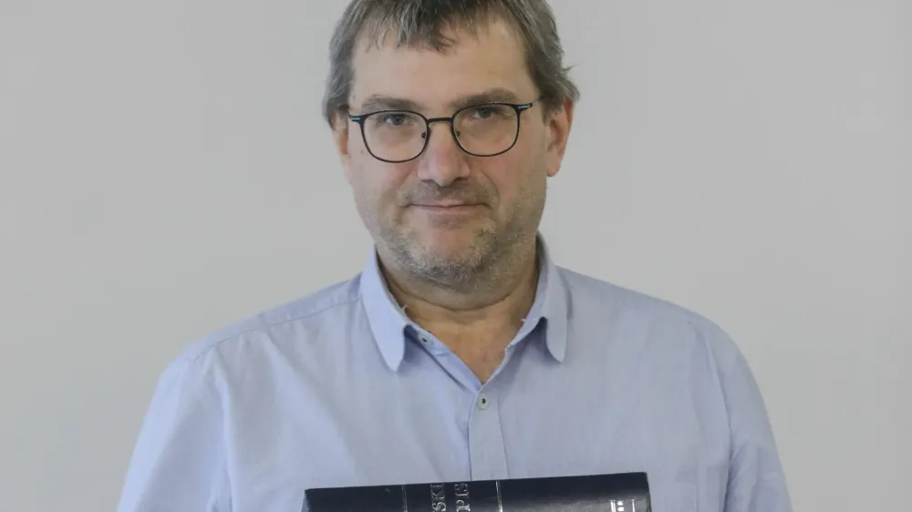 - 25.11.2022 &ndash; dr. Simon Krek, jezikoslovec &ndash; vodja Centra za jezikovne vire in tehnologije Univerze v Ljubljani, dnevnikov kolumnist //FOTO: Jaka Gasar