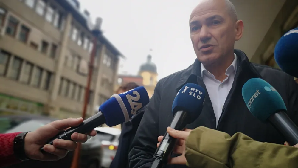 Predsednik SDS Janez Jan&scaron;a je pogosto gost celjskega okrožnega sodi&scaron;ča, kjer obravnavajo tudi obtožnico zaradi sumljive preprodaje Jan&scaron;eve parcele v Trenti.