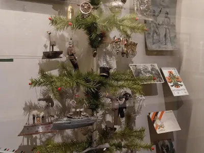 Ogled Božičnega muzeja popelje obiskovalce v zgodnje otro&scaron;tvo F Vesna Levičnik