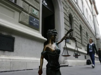 - ilustrativna fotografija - vlada - tožilstvo - pravo - pravičnost - pravosodje - pravica - pravni sistem - kipec boginja pravde Justicija - tehtanje resnice - tehtnica in meč<br><br><br>- tematska fotografija - poseg politike v sodstvo, stavba<br><br><br><br>//FOTO: Bojan Velikonja