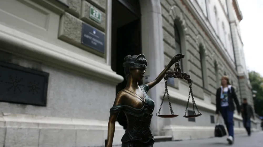 - ilustrativna fotografija - vlada - tožilstvo - pravo - pravičnost - pravosodje - pravica - pravni sistem - kipec boginja pravde Justicija - tehtanje resnice - tehtnica in meč<br><br><br>- tematska fotografija - poseg politike v sodstvo, stavba<br><br><br><br>//FOTO: Bojan Velikonja