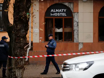 Devetinpetdeset gostov so uspeli re&scaron;iti na varno. F Reuters