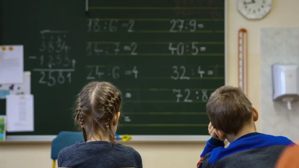 simbolična fotografija - &scaron;olstvo - pouk - &scaron;olska tabla - računaje - matematika - učilnica - - 25.11.2019 &ndash; Osnovna &scaron;ola O&Scaron; Sostro - Podružnična &scaron;ola Prežganje v Ljubljani - Zalog, //FOTO: Luka Cjuha.