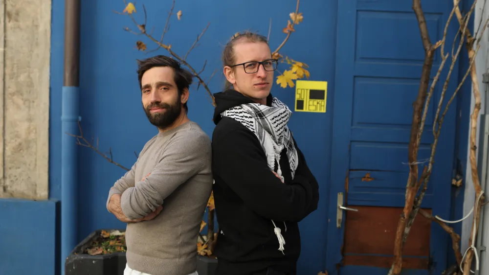 Večplastna gledali&scaron;ka ustvarjalca Vito Weis, sicer član igralskega ansambla Slovenskega mladinskega gledali&scaron;ča, in Uro&scaron; Kaurin, programski vodja KUD Moment ter član ansambla Lutkovnega gledali&scaron;ča Maribor, sta se vrnila s četrtim nadaljevanjem svoje avtorske predstave Heroj.&nbsp;