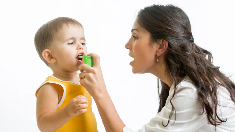 AKUTNO VNETJE ŽRELA<br><br>Akutno vnetje žrela povzročajo virusi in bakterije. Ker se zdravljenje virusne in bakterijske okužbe žrela močno razlikuje, je bistvena pravilna razpoznava bolezni.<br>Virusne okužbe žrela so mnogo pogostej&scaron;e od bakterijskih. Povzročajo jih &scaron;tevilni virusi, zato je virusni prehlad ponavljajoča, neprijetna, a običajno nenevarna bolezen. Odrasli lahko prebolijo tudi do pet prehladov letno, otroci pa celo do deset.<br>Bolniki z virusno okužbo žrela navajajo pekoče bolečine v žrelu, imajo težave pri požiranju sline, zama&scaron;en nos, izcedek iz nosu, vnetje očesnih veznic, lahko tudi ka&scaron;ljajo. Prehlad blažimo z mlačnimi zeli&scaron;čnimi čaji, inhalacijami sopare, vitaminsko bogato prehrano, s pomočjo kapljic za nos poskrbimo za dobro prehodnost nosu, bolniki lahko ližejo pastile, ki lokalno omilijo vnetje in bolečino. Z antibiotikom zdravimo le zaplete prehlada, kot sta akutno vnetje srednjega u&scaron;esa in obnosnih votlin.<br>Bolniki z bakterijsko okužbo žrela ali angino imajo bolečine v žrelu, težave pri uživanju hrane in pijače, povi&scaron;ano telesno temperaturo in slabo splo&scaron;no počutje, prehladnih znakov pa ni. Pri angini se lahko pojavijo sistemski in lokalni zapleti. Sistemski zapleti so vnetje sklepov, srčne mi&scaron;ice, ledvic in prehod bakterij v kri. Med lokalnimi zapleti je najpogostej&scaron;i nastanek ognojka ali abscesa ob mandlju, ki zahteva kirur&scaron;ko zdravljenje. Zato je bakterijsko angino vedno potrebno zdraviti z antibiotikom, ki ga predpi&scaron;e zdravnik in natančno upo&scaron;tevati navodila o odmerku in trajanju zdravljenja.<br>