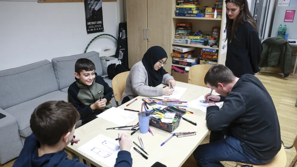 - 30.11.2023 &ndash; Mladi Zmaji, delavnica delanja tatujev //FOTO: Jaka Gasar