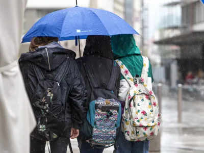 - 28.5.2019 - simbolična fotografija - otroci, &scaron;olski nahrbtnik, &scaron;olarji, učenci, dežFOTO: Matjaž Ru&scaron;t